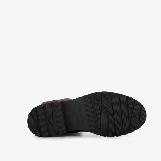 Onderzijde van de bruine Tamaris laars met antislip profielzool en merknaam.