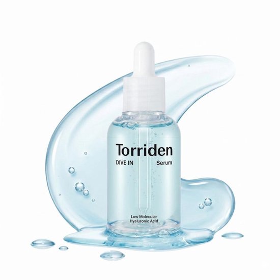 Een flesje Torriden DIVE IN Serum met een helderblauwe vloeistof, omringd door waterachtige druppels en een transparante veeg.