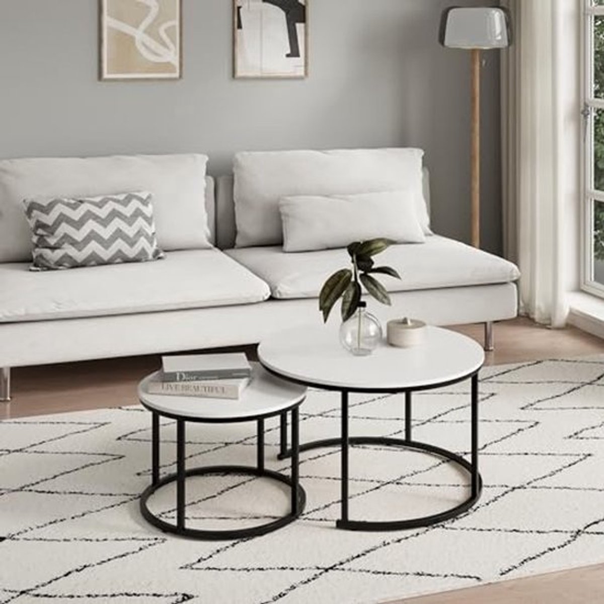 Moderne set van 2 ronde salontafels - van hout - met metalen onderstel