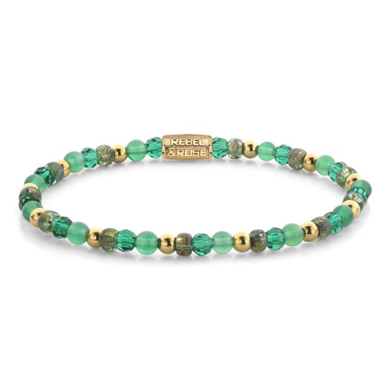 Een armband met smaragdgroene en doorzichtige groene kralen, gouden kralen en een gouden 'REBEL & ROSE' label.