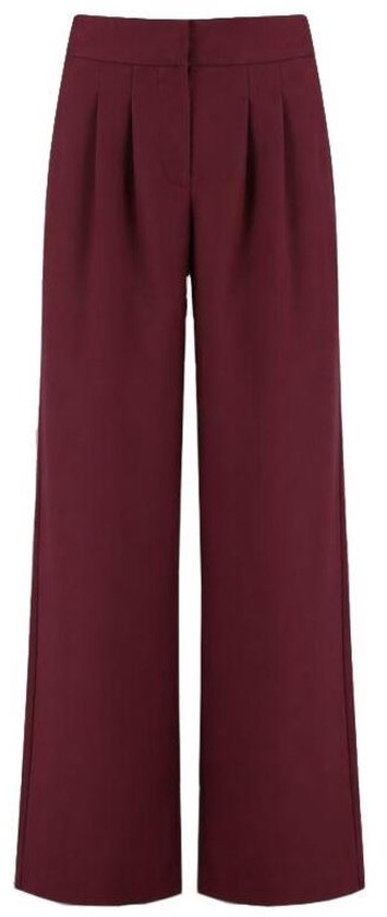 Bordeauxrode pantalon met wijde pijpen en plooidetails aan de voorzijde bij de tailleband.