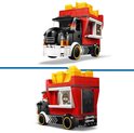 Rode snackwagen met gele frietjes op het dak, zwarte cabine en geruite zijkanten.