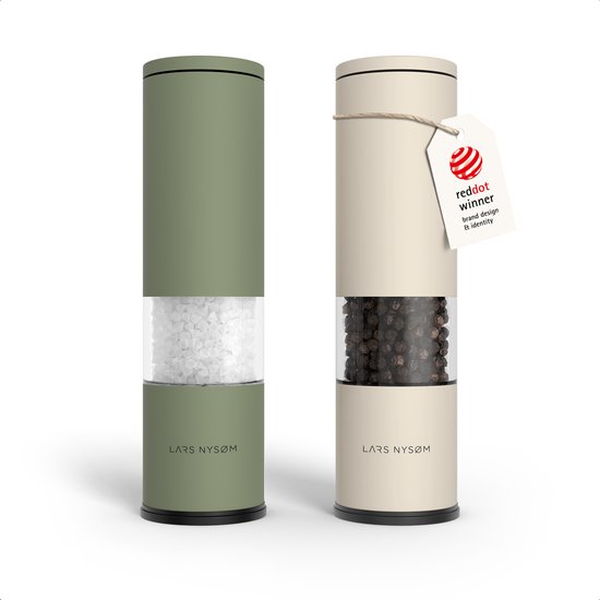 Twee minimalistische molens in saliegroen en crèmekleur met doorzichtig reservoir en red dot award label.