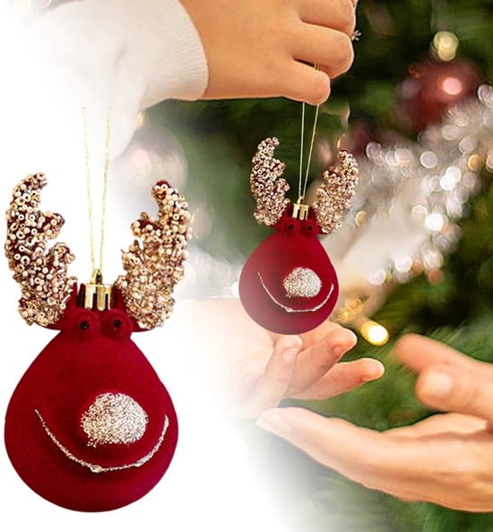 Décoration de renne en velours rouge avec bois pailletés, montrée en gros plan et lors de sa suspension dans un sapin.