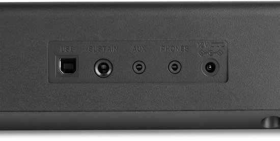 Aansluitingen aan de achterkant van een zwart keyboard: USB, Sustain, Aux, Phones, 12V.