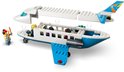 Wit en blauw LEGO passagiersvliegtuig, openklapbaar, met blauwe vleugels en staartvin. Een pilootfiguur staat ernaast.