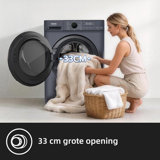 Lave-linge CHiQ gris avec une grande ouverture, une femme en retire une couverture. "Grande ouverture de 33 cm"