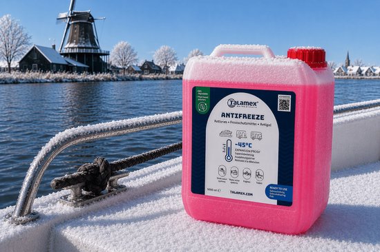 Roze jerrycan met Talamax antivries van 5 liter, met een rode dop, op een besneeuwde bootdek.