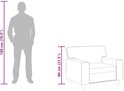 Schaalvergelijking van de beige fauteuil (80 cm hoog) naast een man van 180 cm.
