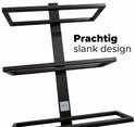 Matzwart metalen wijnrek met drie niveaus, slank ontwerp en SINIA Living logo-label.