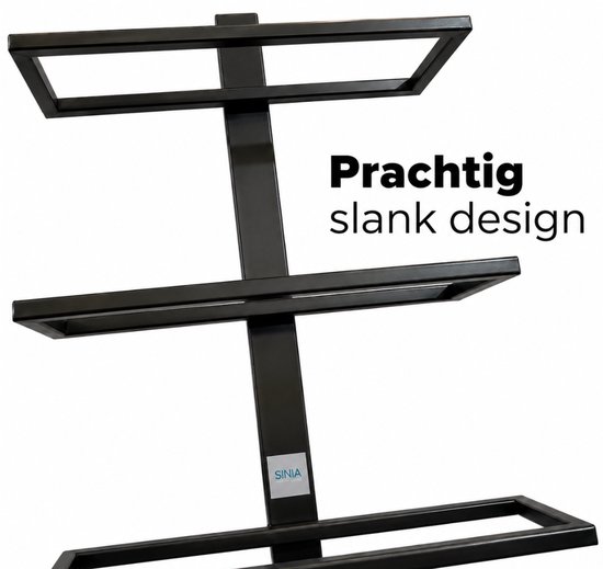 Matzwart metalen wijnrek met drie niveaus, slank ontwerp en SINIA Living logo-label.