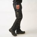 Zijaanzicht van een model in zwarte werkbroek met het STØRVIK Professional Workwear logo op de zak.