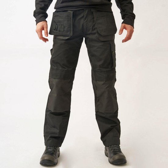 Zwarte werkbroek met verstevigde kniestukken, gedragen door een model.