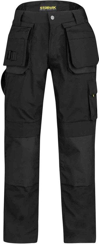 Zwarte werkbroek met diverse opbergzakken en het Størvik-logo op de tailleband.