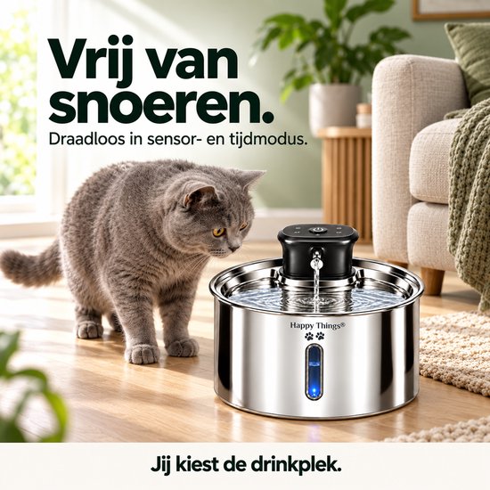 Grijze kat drinkt uit de draadloze Happy Things RVS drinkfontein in een huiskamer.