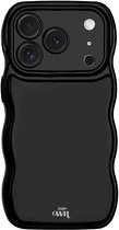 Glanzend zwart, golvend siliconen hoesje voor iPhone met het logo van xoxo Wildhearts onderaan.