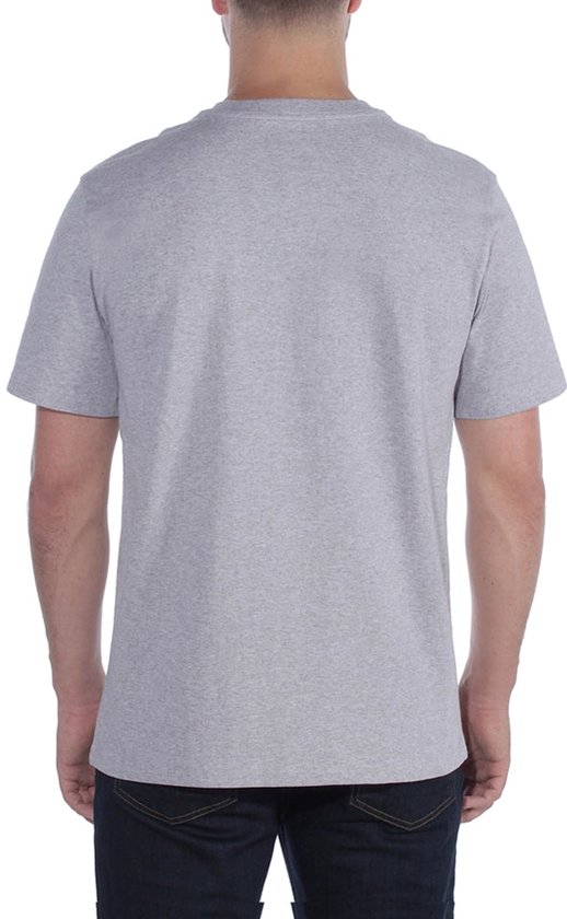 Aanzicht vanaf de rug van een man in een grijs T-shirt met ronde hals en donkere jeans.