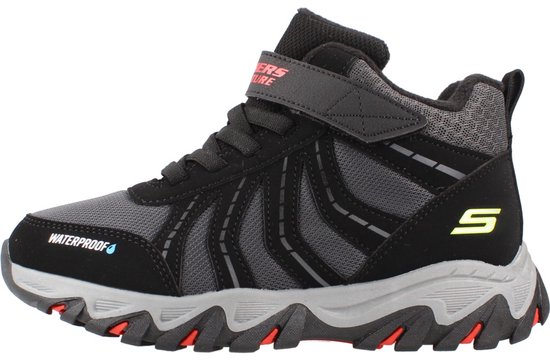 Zwarte Skechers Rugged Ranger sneaker met groen S-logo, grijze zool en 'WATERPROOF' tekst.