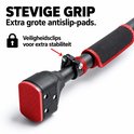 Detailopname van de uiteinden van de optrekstang. Zwarte antislip-pads met rode rand. "STEVIGE GRIP". Veiligheidsclips voor extra stabiliteit.