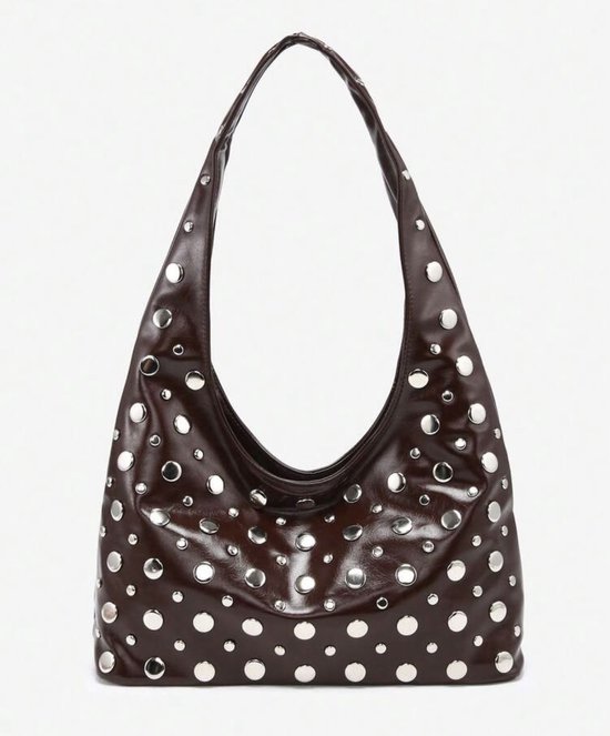 Bruine leren schoudertas met ronde zilverkleurige studs over de hele tas.