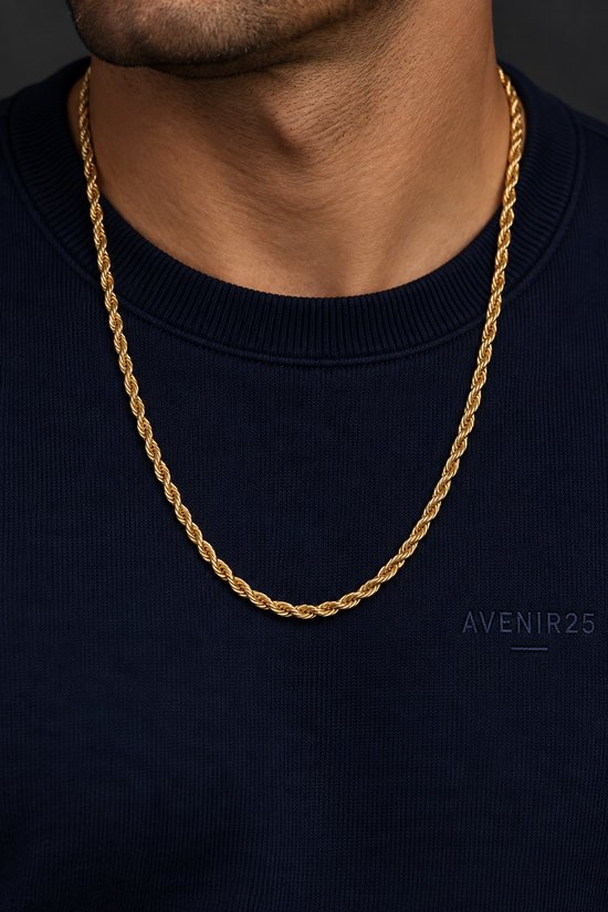 Gouden koningsketting gedragen door een man met een donkerblauw shirt.