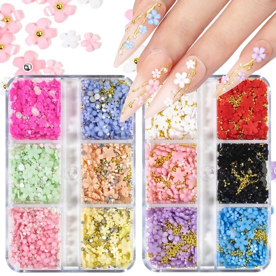 Collage van doosjes met diverse nail art bloempjes en gestileerde nagels versierd met deze bloempjes, parels en gouden draad.