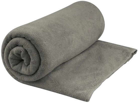 Grijze, opgerolde microvezel handdoek.