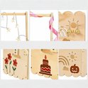 Detailafbeeldingen van houten krat met versieringen: sterrenlichtjes, lint, belletjes, bloemen, taart, pompoen.