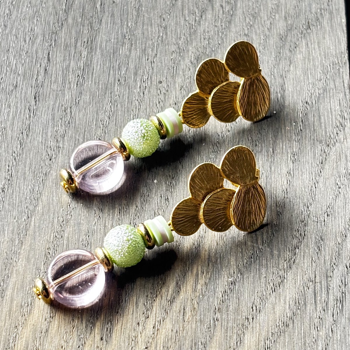 Bella green - Vibe - gouden oorbellen - lang - juweel - geschenk - earring - kado