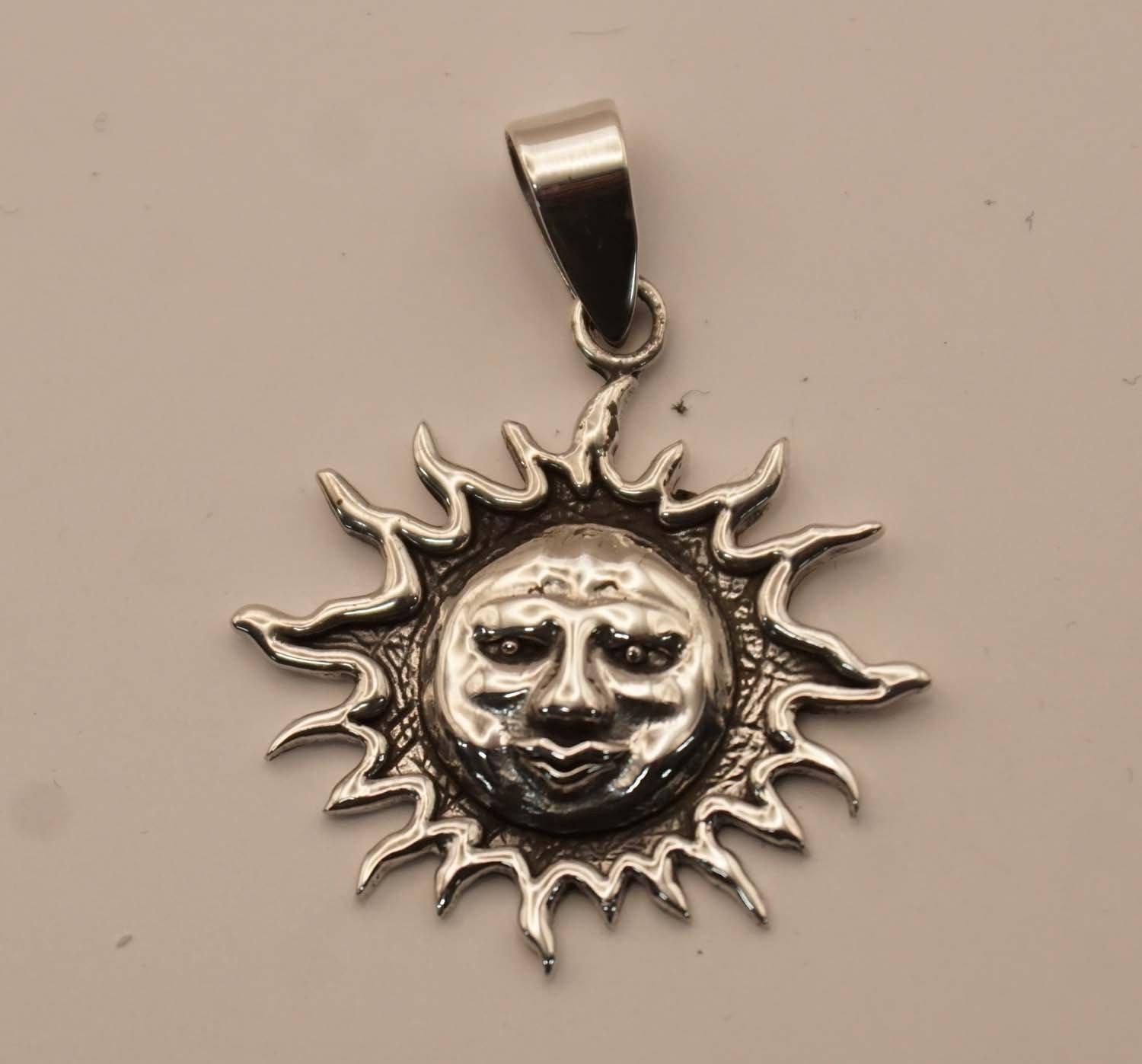 Zilveren hanger stralende zon - sterling zilveren hanger zon met zonnestralen - zonnetje voor aan ketting - sun pendant 925 silver for collier - sierlijke zonnen hanger