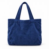 Donkerblauwe velours tas met textuur, voorzien van twee stevige schouderbanden tegen een witte achtergrond.