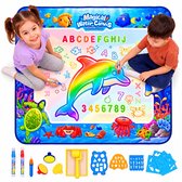 Twee kinderen tekenen op een magische watertekenmat met dolfijn en zeeleven, inclusief 18 accessoires zoals stiften en stempels.