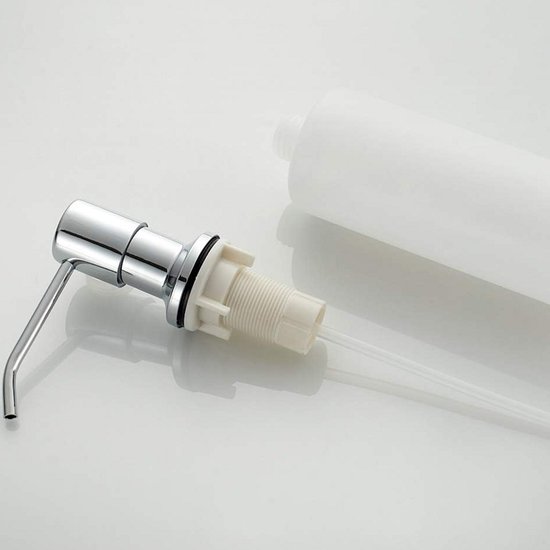 Onderdelen van een chroomkleurige zeepdispenser met witte kunststof fles en pompmechanisme.