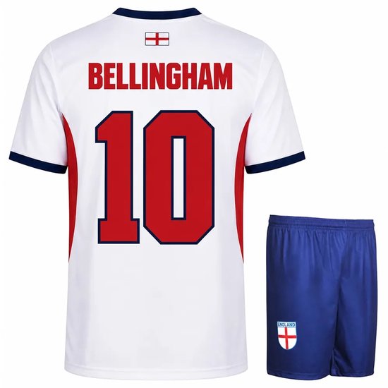 Achterkant van wit voetbalshirt met 'BELLINGHAM' en '10' in rood, plus blauw broekje met Engels vlag-embleem.