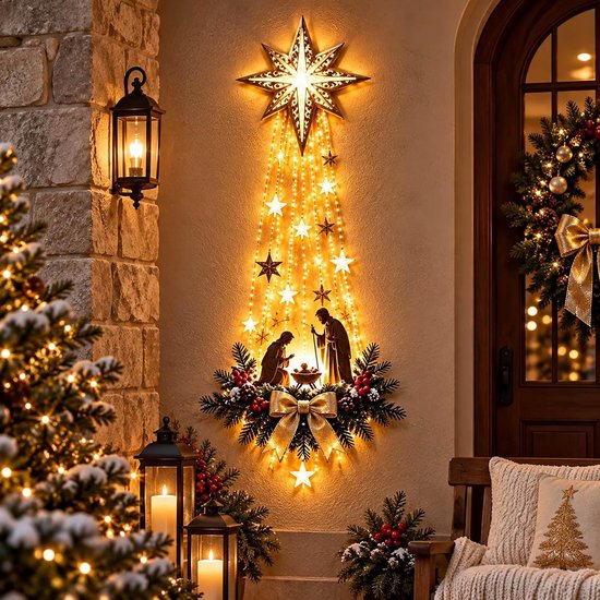 Gedetailleerde weergave van de verlichte kerststal-wanddecoratie met ster en ledverlichting naast een voordeur.
