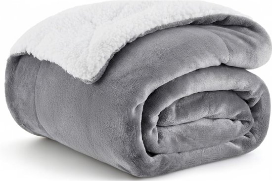 Opgevouwen grijze fleece deken met een witte sherpa voering.