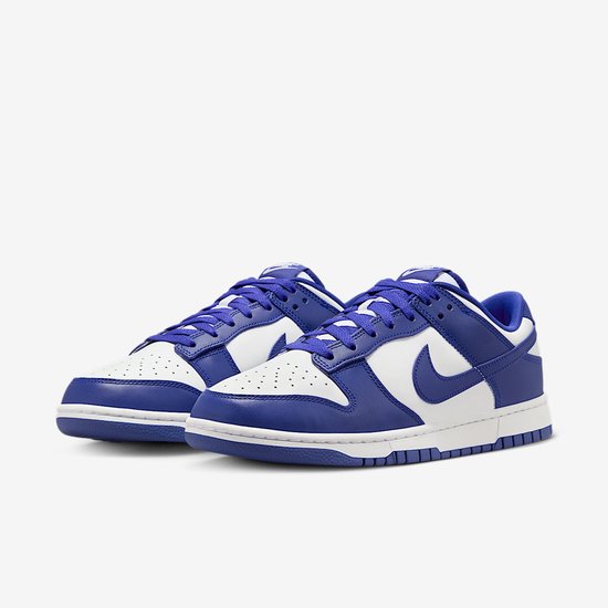 Nike Dunk Low sneakers in wit en blauw met veters en Nike-logo.