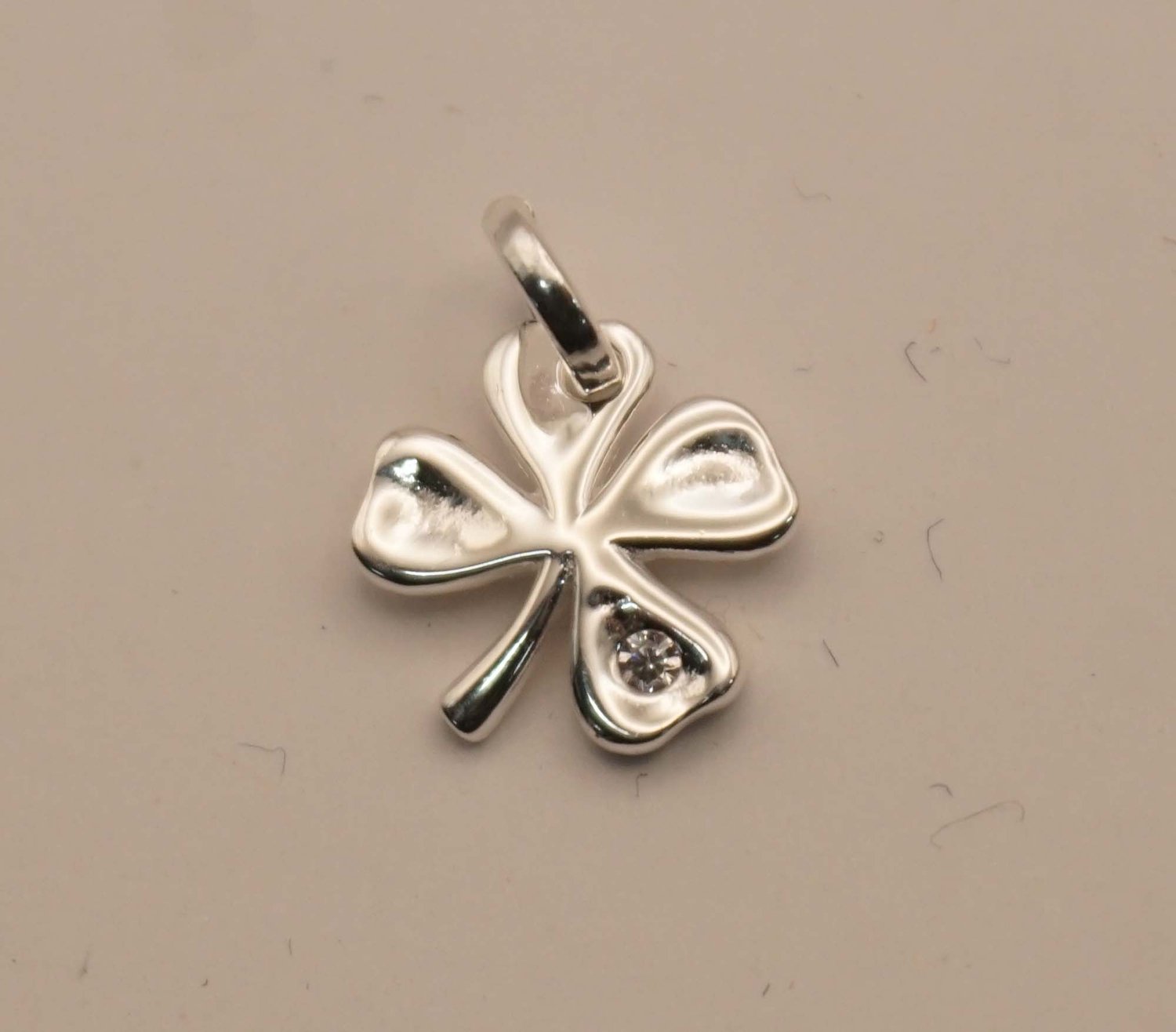 Zilveren hanger klaverblad - sterling zilveren hanger mooie klaverblad - geluksbrenger voor aan ketting - klaverbladje gemaakt van 925 zilver voor aan collier - sierlijke blad hals hanger