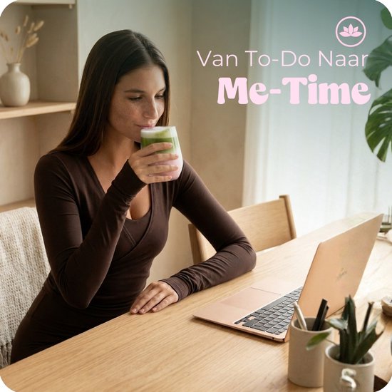 Vrouw in bruine outfit drinkt een glas matcha terwijl ze aan een laptop werkt. Tekst: 'Van To-Do Naar Me-Time'.