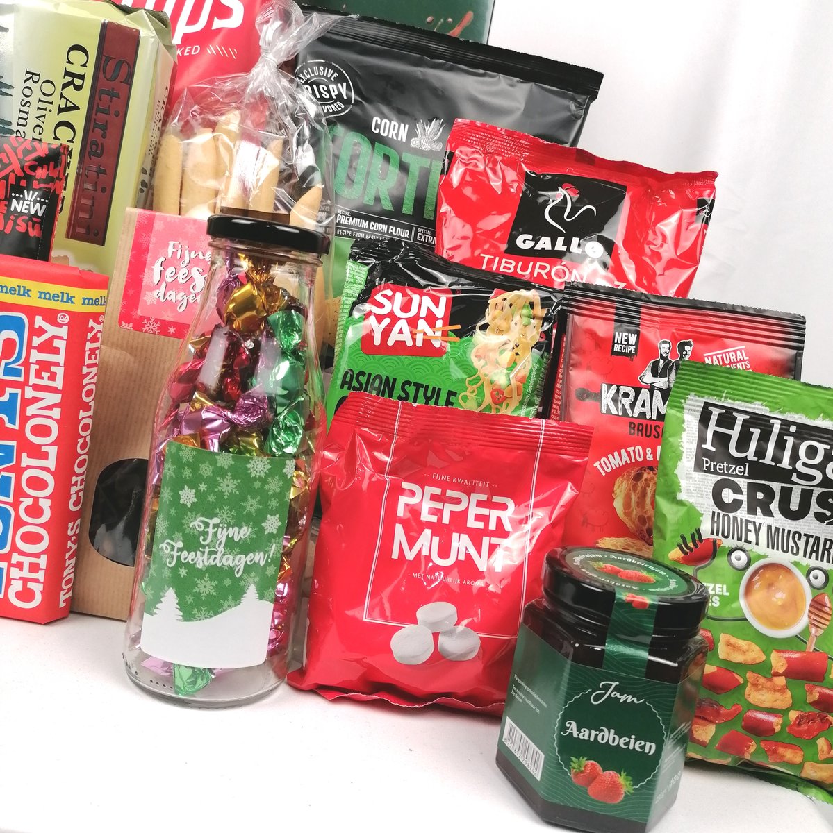 Feestelijk Kerstpakket "Classic Christmas Colors" - Kerstcadeau Rood & Groen - Grote Kerst Cadeaubox - Borrel & Diner Pakket met Toast, Pasta, Chips & Chocolade - Eindejaarsgeschenk Medewerkers & Relaties - 20-delig – foto 3