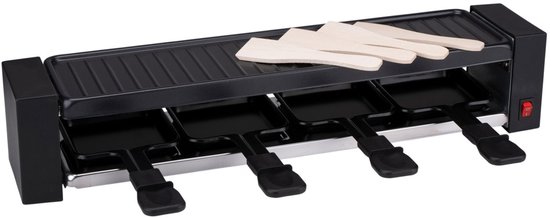 Zwarte raclette grill met vier pannetjes en houten spatels.