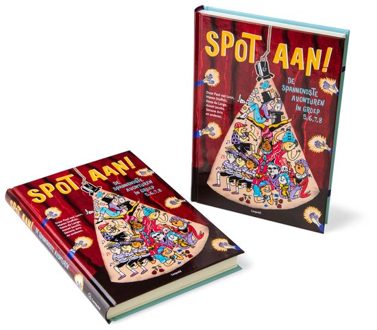 Twee boeken met de titel 'Spot aan! De spannendste avonturen in groep 5,6,7,8'. De voorkanten tonen een kleurrijke illustratie van kinderen onder een podiumdoek.