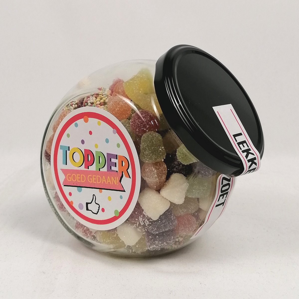 Snoep Cadeau - Snoeppot "Je bent een topper - goed gedaan" (550g Tum Tum) - Compliment & Waardering Cadeau - Glazen Pot met Vrolijk Snoepgoed - Geslaagd / Bedankt Collega & Juf / Meester