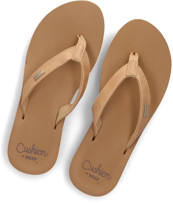 Bovenaanzicht van bruine Reef slippers met leren band en 'Cushion' opdruk.
