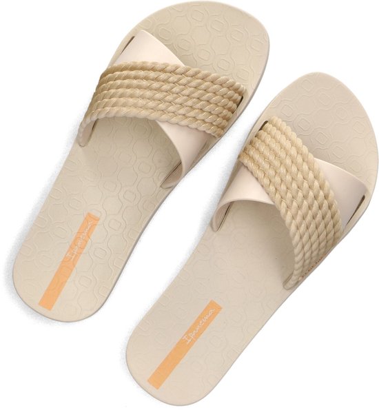 Crème Ipanema slippers met gevlochten band en Ipanema logo.