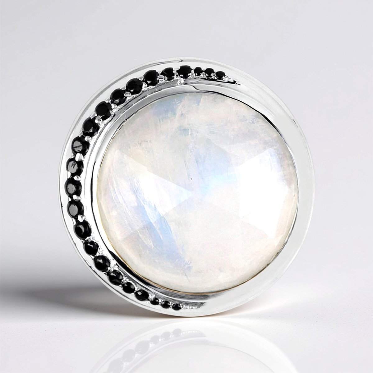 Cavill - Zilveren Hanger met 15,5 ct Ronde Maansteen uit India - 925 Sterling Zilver Gerhodineerd - Elegante Zwarte Spinel Accent - Prachtig Sieraad