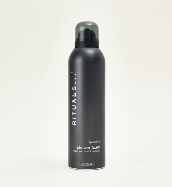 Donkere douchefoamspray met RITUALS tekst, 'homme shower foam cedar wood + vit E complex'. Met grijze dop.