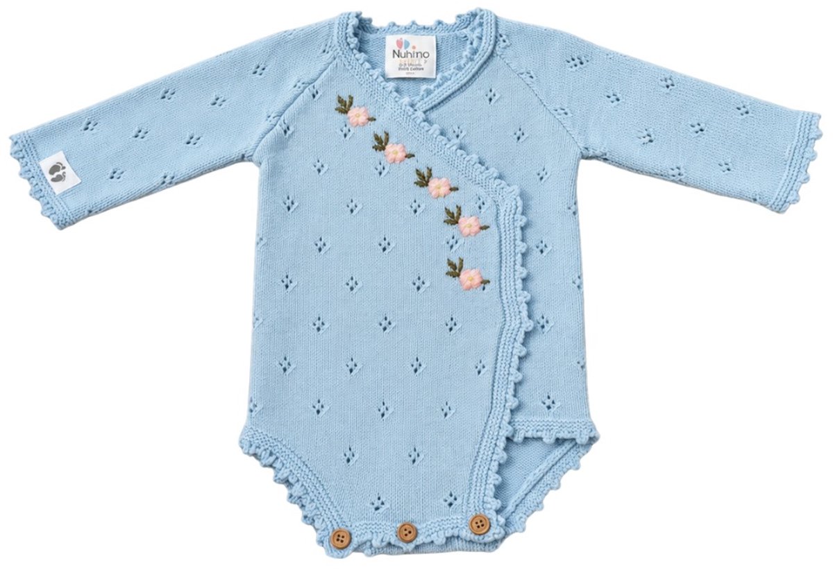 Nuvinokids Hemelsblauw - Baby Romper - 100% Katoen - Maat 56 - Peuter - Kind - Newborn - Rompertje - Boxpakje - Babypakje - Kruippakje - Babykleding - Gebreide Romper - Lange Mouw - Drukknopen - Zacht en Ademend - Jongen - Meisje - Unisex