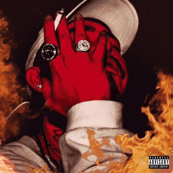 Albumcover Post Malone - August 26. Rode gezichtsverf, witte pet, witte jas met gouden details. Vuur op de achtergrond.