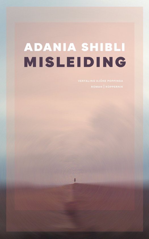 Boek "Misleiding" van Adania Shibli, met op de cover een kleine figuur op een duin met een wazige achtergrond.
